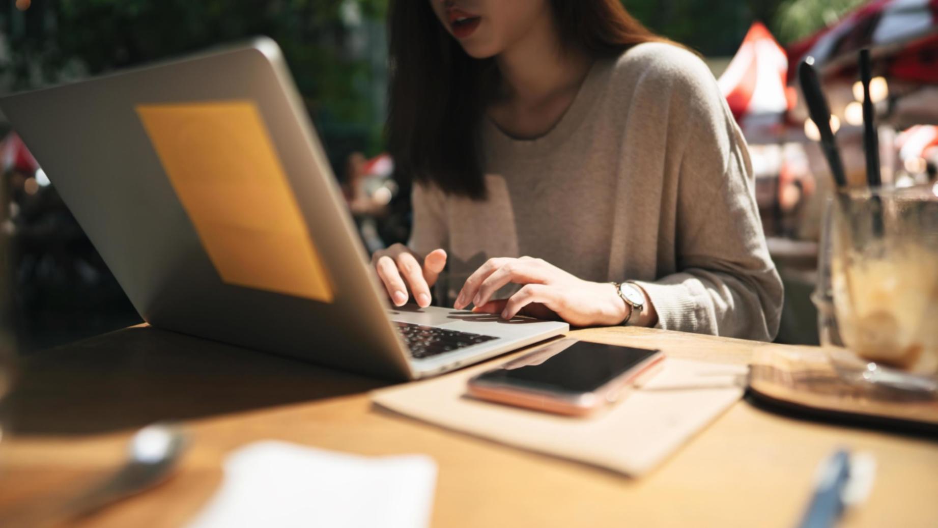 Sesión práctica de planificación presupuestaria con herramientas profesionales