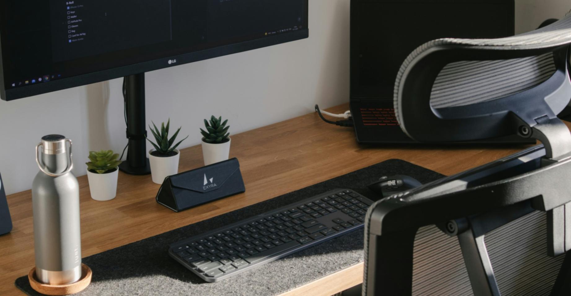 Sesión de formación con profesionales analizando documentos financieros