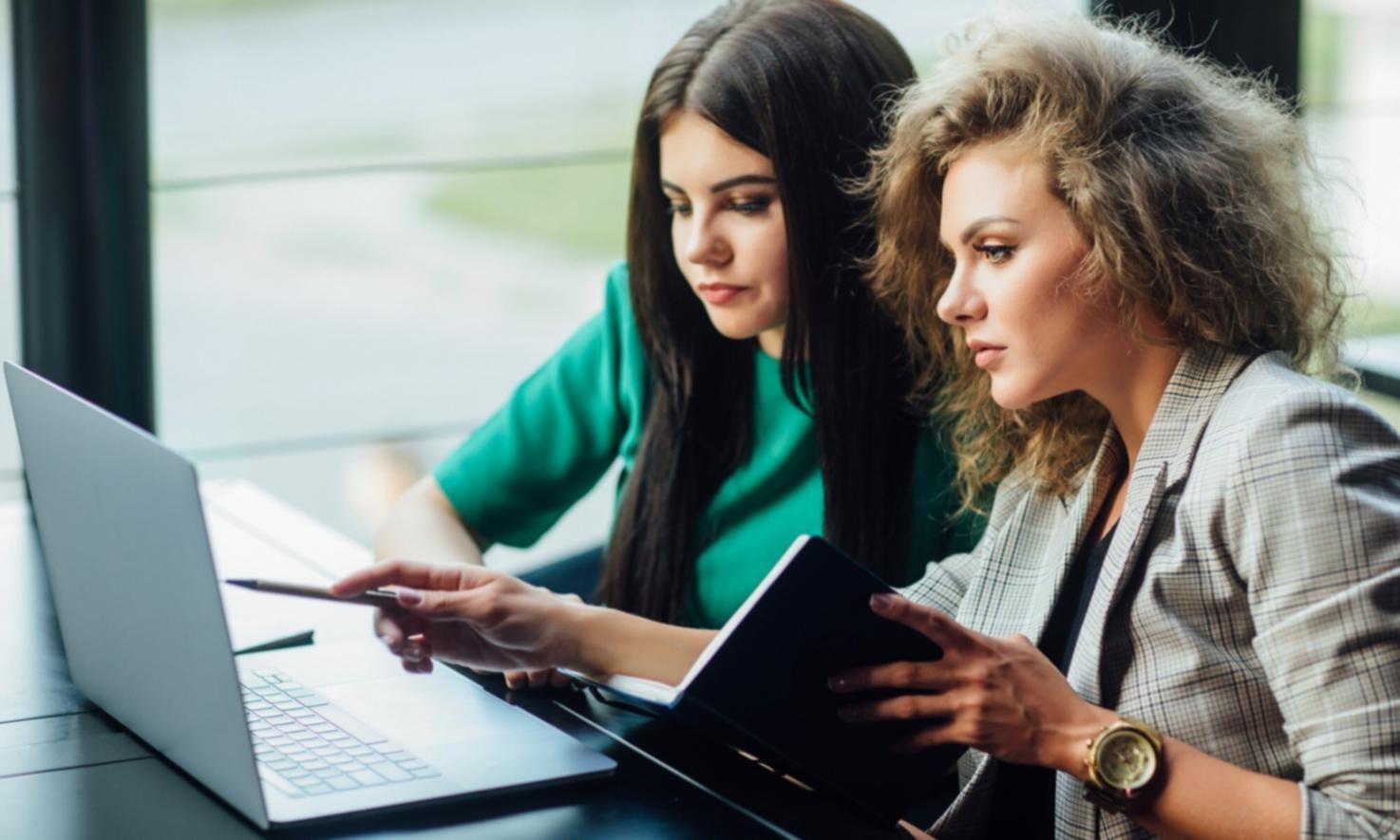 Equipo de torvaliqsunemo trabajando en análisis financiero detallado